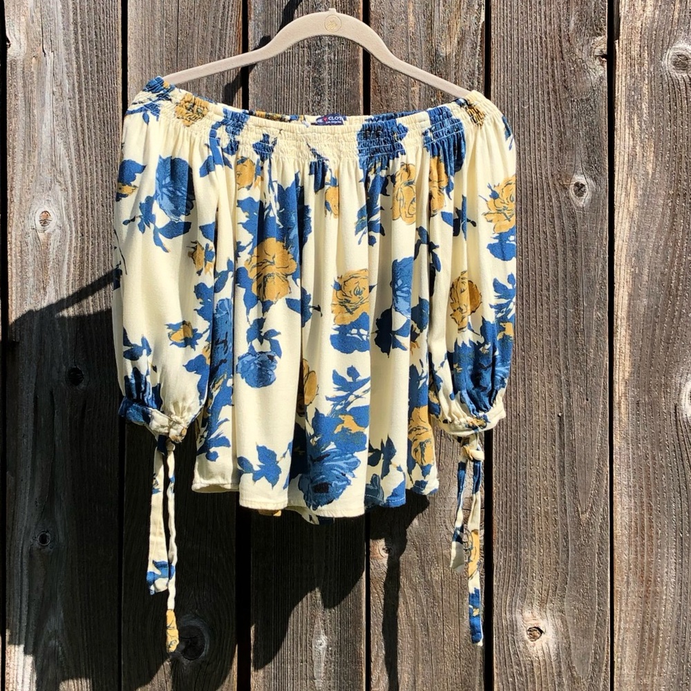 One clothing off the shoulder top size small